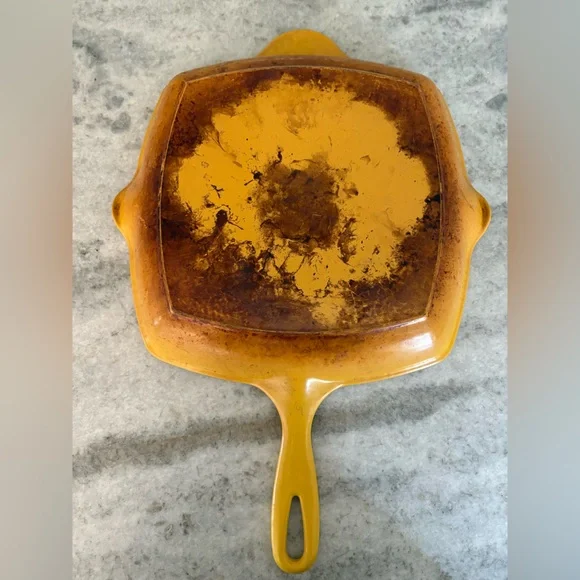 Le Creuset Yellow Skillet with handle sleeve - Picture 2 of 4